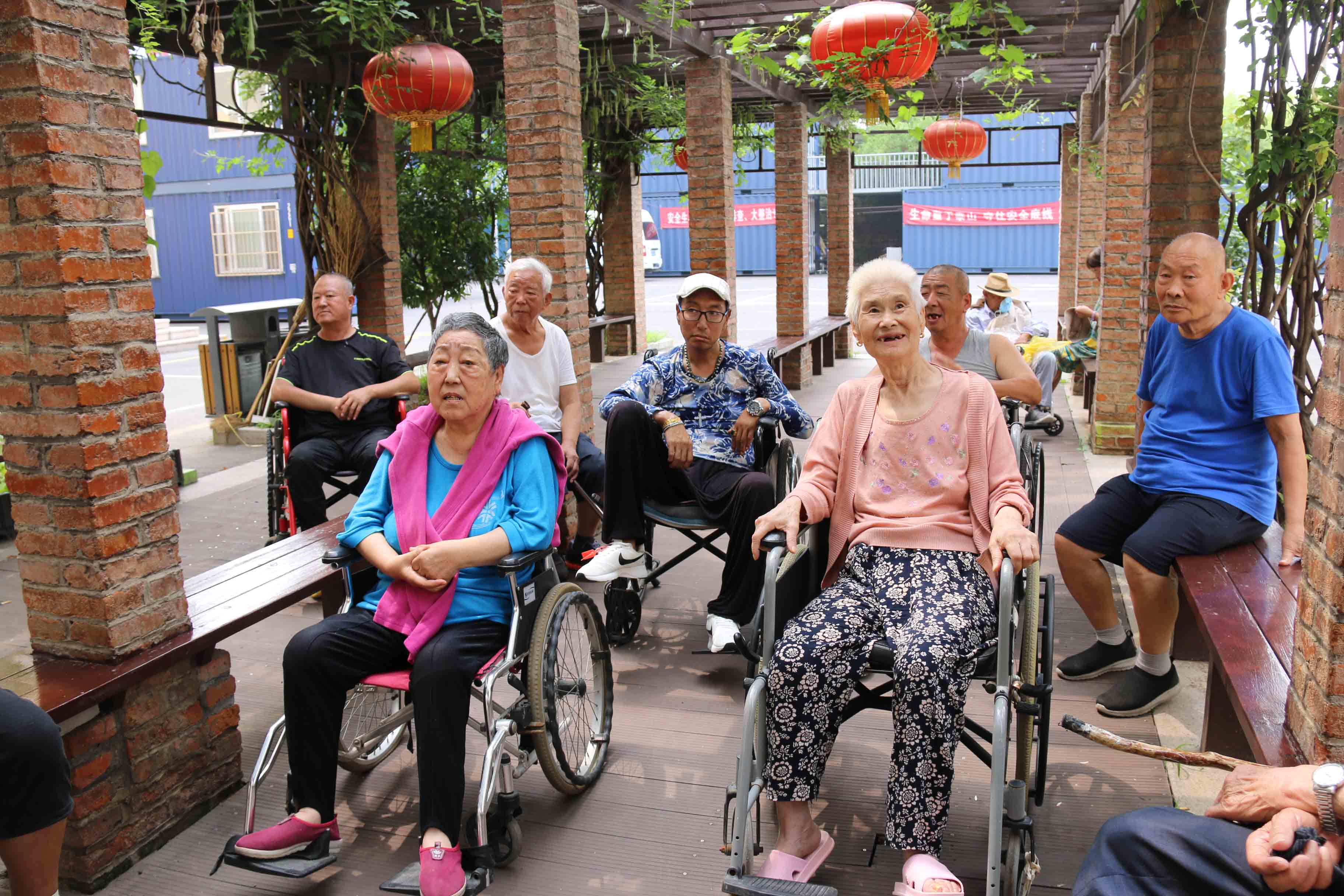 为庆祝中国人民解放军建军94周年，进一步继承和弘扬爱国拥军的光荣传统，传递正能量，共抒家国情怀。青岛新泰康养老院组织开展了“唱红歌·庆八一”为主题的活动，老人们一起欢聚，共同庆祝军人的节日。 “东方红，太阳升，中国出了个毛泽东……”活动在优美的歌声中开始，车主任带领老人们用饱满的热情，嘹亮的歌声，唱出了中国共产党带领中国人民走向辉煌的心声，唱出了新泰康工作人员和长者们良好的精神面貌。 随后老人们还共同演唱了《唱支山歌给党听》、《没有共产党就没有新中国》等脍炙人口的红歌，现场气氛热烈，充满了欢声笑语。这动听的歌声和爽朗的笑声，不仅唱出了长者们永远跟党走的坚定信念和拥军的心声，也映衬着新泰康养老院长者们幸福的晚年生活。 兴致高涨的杨大爷还自告奋勇独唱了《敬祝毛主席万寿无疆》，虽然老人声音不高，但老人激动的心情令在场的所有人都心生感动。 活动结束，老人们一致认为，今天的幸福生活来之不易，是无数的革命先烈用鲜血和生命换来的，用这种特殊的方式庆祝“八一”、为党献礼，不仅表达了青岛新泰康养老院工作人员及长者们热爱祖国，热爱人民军队的无限情怀，同时，也加强了工作人员与长者之间的交流，增进了感情。 青岛新泰康养老院用心让天下老人晚年幸福！全体工作人员祝愿伟大的祖国永远繁荣昌盛！祝愿所有军人们建军节快乐！致敬最可爱的人！ 青岛新泰康养老院是一所集医疗、护理、养老、康复、透析、临终关怀为一体的非营利性医疗养老机构，“5A级民办非企业单位”、“五星级养老院”。养老院总建筑面积12000平方米，开设养老护理床位360张，目前入住老人300多位。 养老院旁边设立二级综合性中医医院，可以为失能、半失能、失智、血液透析、自理老人提供各种医疗服务和生活护理服务。秉承“让天下老人晚年幸福”的愿景，养老院坚持“医中有养、养中有医、医养一体、居家医养”等多种模式，初步实现了防、医、养、康、护一条龙服务，让越来越多的老年人受益。