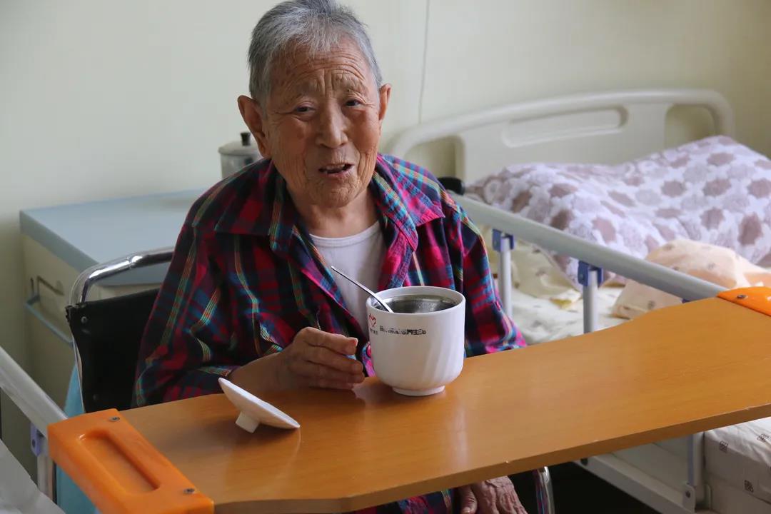青岛新万增养老院为长者精心准备处暑养生汤