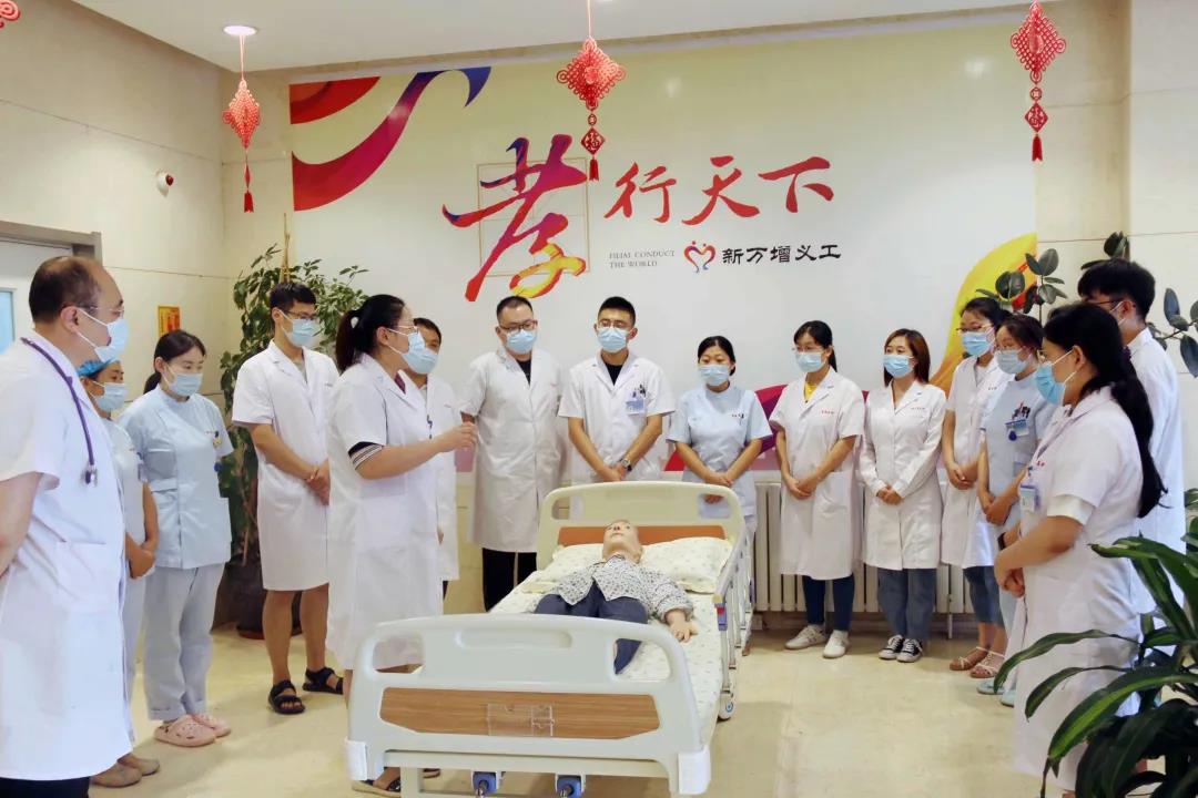为提升我院医护工作者对长者发生突发情况处理的应急能力，强化基本急救技术，不断提升服务质量，更好的长者护航。8月28日上午，青岛新万增养老院组织医护工作者开展“心肺复苏”急救知识培训。 在培训会上，院感科赵主任用通俗易懂的语言，为医护工作者讲解了心肺复苏术的救护相关理论知识及操作方法，并细致讲解了抢救时应如何判断意识、呼吸、清除异物以及做现场心肺复苏时按压定位、手势、姿势、深度、频率和人工呼吸等知识要点。同时强调了抢救黄金时间的重要性，叮嘱大家一旦遇到突发情况，一定要掌握好抢救时间，才能加大抢救成功的概率。 之后，赵主任利用人体模型进行示范操作，现场为大家进行了心肺复苏术的示范，并讲解了急救方法的基本操作，进一步普及和规范了我院医护工作者心肺复苏的操作方法和流程。现场医护工作者积极参与实操演练，逐一实践练习，熟悉并掌握技能。大家表示，通过培训增强了自救互救意识和技能，也为今后能更好地服务老人提供了保障。 最后，护士长王朝霞为大家详细介绍了护理不良事件管理制度及等级、常用的护理操作以及仪器设备的使用，进一步加深了医护工作者的专业知识水平和能力。 通过本次培训，不仅提高了我院全体医护工作者的急救能力和急救意识，同时也增强了对长者突发事件的应急处置能力。今后，我院将继续定期组织多种形式的学习培训，切实提升医护人员的能力素质和业务水平，为营造平安院舍和长者健康打牢坚实的基础。