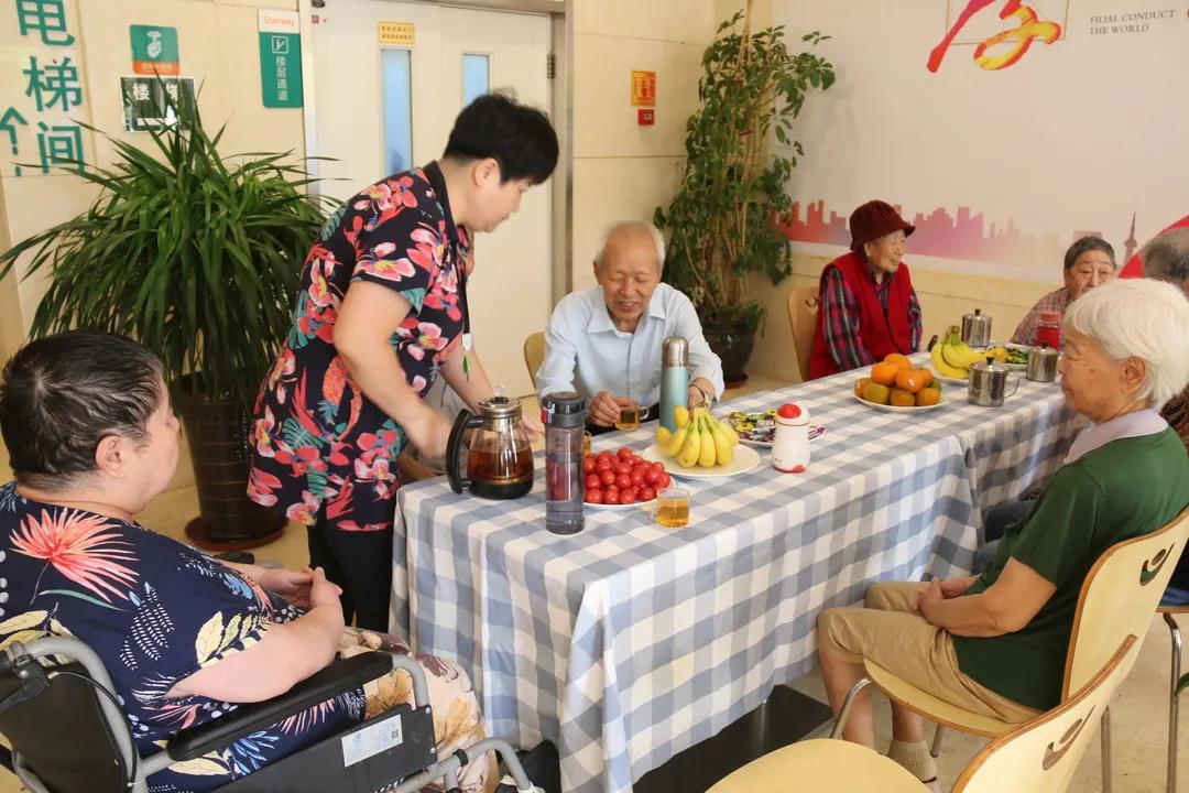 白露时节，青岛新万增养老院组织老人参加茶话会