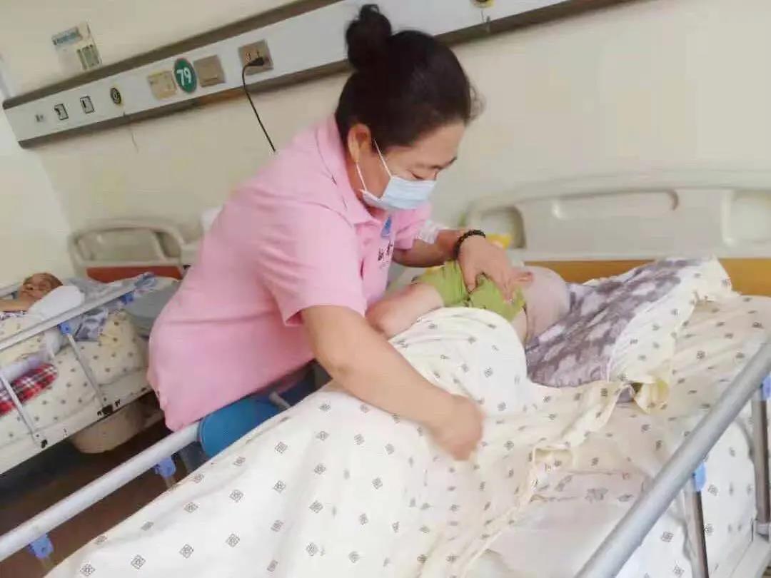 老人得了压疮怎么办？新万增养老院“解压”有一套