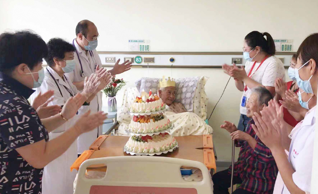  祝你生日快乐！祝你生日快乐！……”9月16日，新万增里响起了欢快的《生日快乐》歌，原来今天是钱奶奶88岁的生日。钱奶奶的儿子因在外地赶不回来， 特意为钱奶奶准备了蛋糕，并视频为钱奶奶庆祝生日，护理班长王春娟也自费给钱奶奶送来了鲜花。 感动不已的钱奶奶在鲜花和祝福的簇拥中，许下心愿，吹灭蜡烛，高兴的与新万增里的老人们分享蛋糕和喜悦，脸上一直挂着幸福灿烂的笑容。 今年已经是钱奶奶到新万增的第6个年头，虽然不能自己走动，但是在养老院医护人员以及护理员的照护下，钱奶奶的身体一直处于平稳状态，精神状况也是非常好。 满脸皱纹，岁月记载着您的辛劳。在这个特殊的日子里，祝钱奶奶福同海阔、寿比南山，愿健康与快乐永远伴随着您！也祝院内长者都能在新万增健康、快乐，度过幸福的晚年。