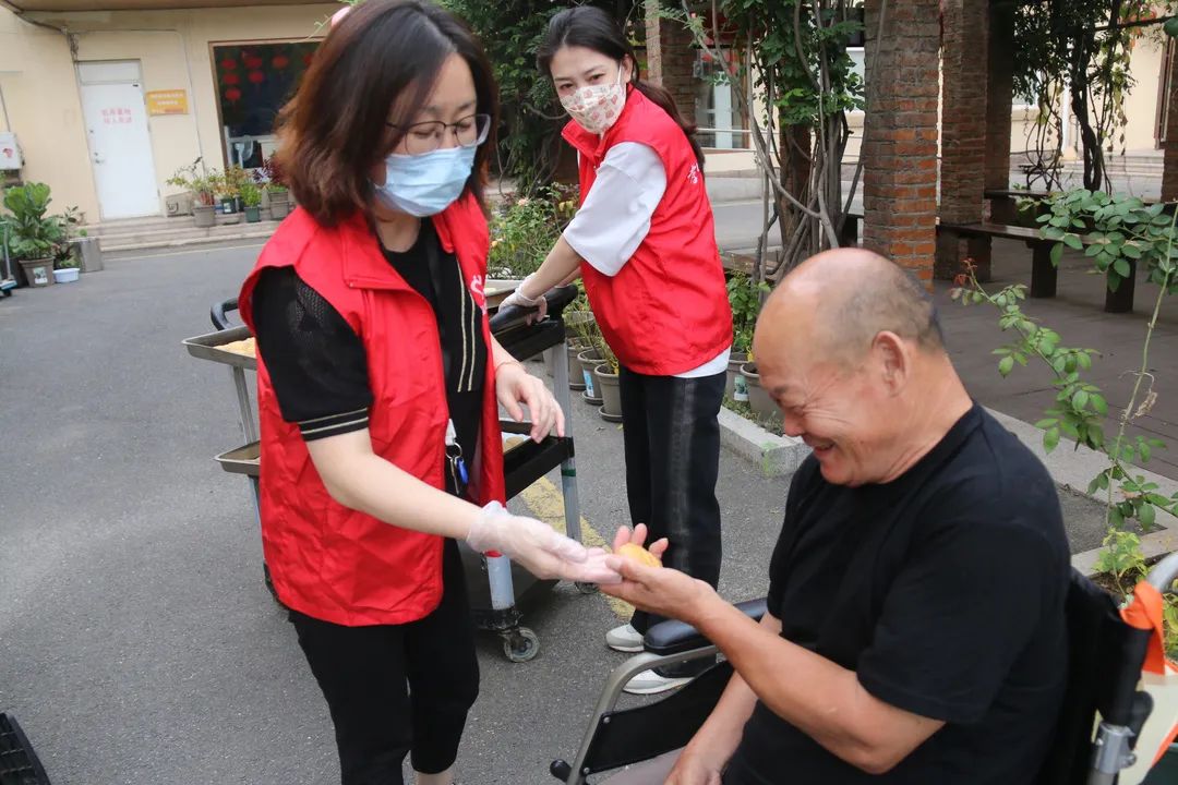  在中秋佳节即将来临之际，为了给院内的老人们送去温暖，9月17日，青岛新万增养老院组织院内工作者和志愿者，开展做月饼、发月饼，提前为与老人庆祝中秋活动。 一大早，工作人员和志愿者就来到食堂，积极参与月饼的制作过程中。大家分工合作，称重、擀皮、包馅、揉形，一个个匀称、大小适中、皮薄馅多的月饼整整齐齐的排列在托盘上，志愿者们的脸上满是满足的笑容。 养老院内部分长者因为卧床不能自理或是行动不便，不能参与我们的月饼制作过程，为了让他们也能感受到中秋节的节日气氛和浓浓的爱意，志愿者们便推着推车，挨个房间给长者送去新鲜出炉的月饼和亲切的问候。 “老年人不能吃太硬太甜的，所以这次我们特意做了口感松软也不是太甜的月饼，但是一下子也不要吃太多。”志愿者们一边递月饼给老人，一边关切地提醒他们注意身体。 圆圆的月饼散发着香甜的味道，当志愿者们把一个个精美的月饼送到老人手中，看着老人露出了开心的笑容，大家心里也特别满足。张大爷咬了一口月饼高兴的说：“以前我吃的都是现成的月饼，今天吃到你们亲手制作的美味月饼，真是美味，有你们真好。” 此次活动为长者送去的不仅是自制的几个月饼，更是精神上的慰藉，同时也让长者们感受到新万增养老院这个大家庭的温暖。今后，新万增还将开展更多类似的活动， 让长者们晚年幸福，感受到家的温暖。