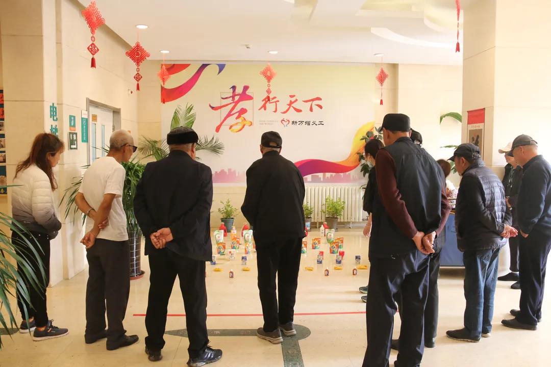 青岛新万增养老院组织开展“老年人趣味套圈”活动