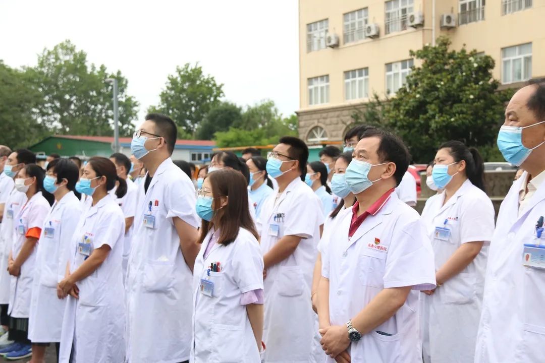 新万增医养集团举行献礼八周年升国旗仪式