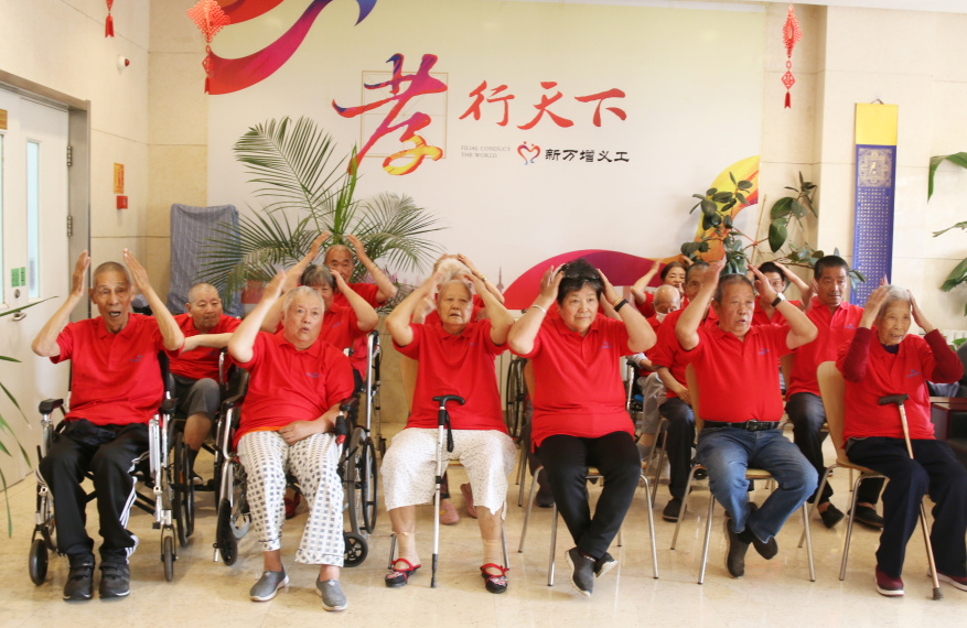 青岛新万增养老院老年大学开展健脑手指操活动